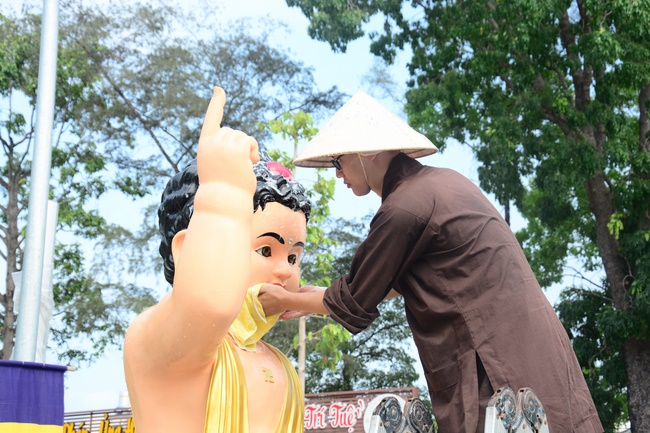 Preparing for the Great Ceremony of Buddha's Birthday (part 2)