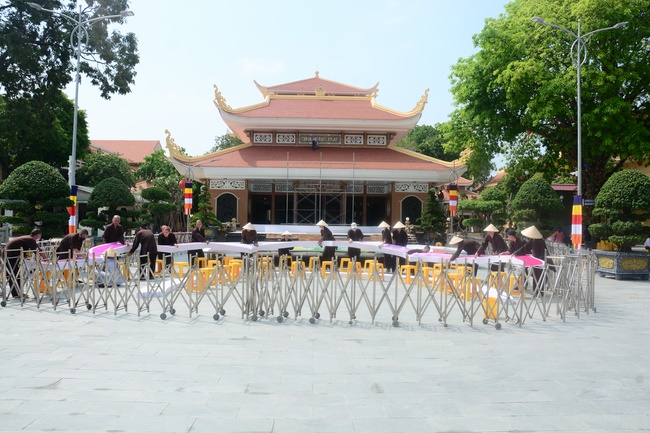 Preparing for the Great Ceremony of Buddha's Birthday (part 2)
