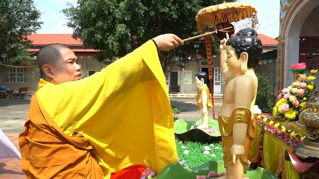 The Buddha bath Rite on His Birthday at Dong Cao Pagoda