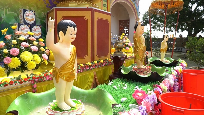 The Buddha bath Rite on His Birthday at Dong Cao Pagoda