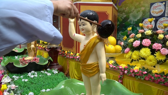 The Buddha bath Rite on His Birthday at Dong Cao Pagoda