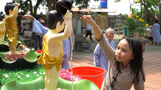 The Buddha bath Rite on His Birthday at Dong Cao Pagoda