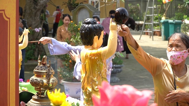The Buddha bath Rite on His Birthday at Dong Cao Pagoda