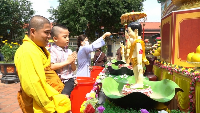 The Buddha bath Rite on His Birthday at Dong Cao Pagoda
