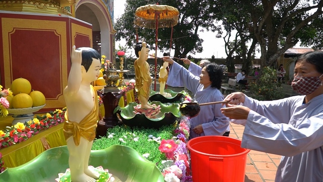 The Buddha bath Rite on His Birthday at Dong Cao Pagoda
