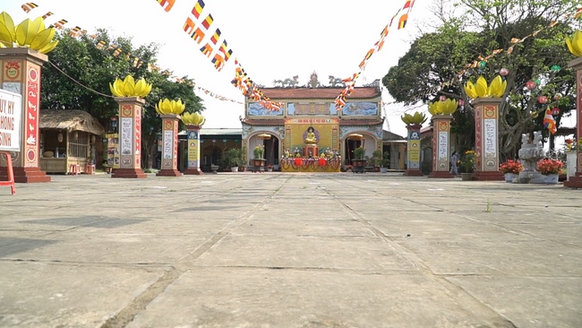 The Buddha bath Rite on His Birthday at Dong Cao Pagoda