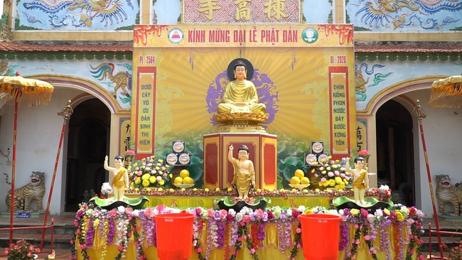 The Buddha bath Rite on His Birthday at Dong Cao Pagoda