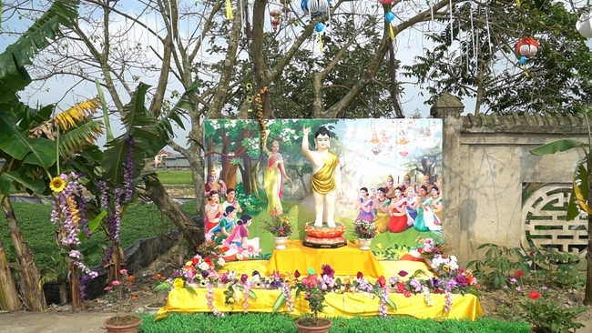 The Buddha bath Rite on His Birthday at Dong Cao Pagoda