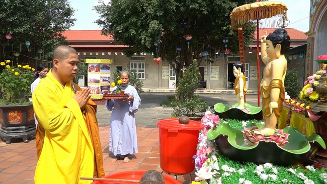 The Buddha bath Rite on His Birthday at Dong Cao Pagoda