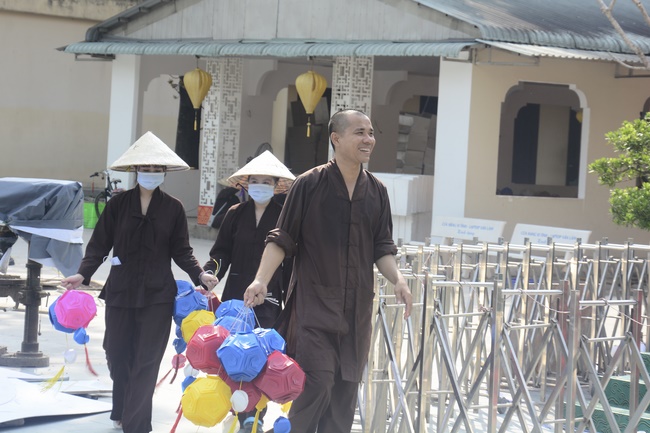 Preparing for the Great Ceremony of Buddha's Birthday (part 3)
