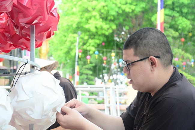 Preparing for the Great Ceremony of Buddha's Birthday (part 3)