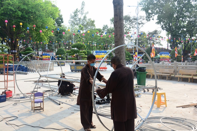 Preparing for the Great Ceremony of Buddha's Birthday (part 3)