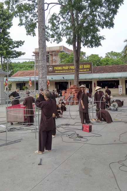 Preparing for the Great Ceremony of Buddha's Birthday (part 3)
