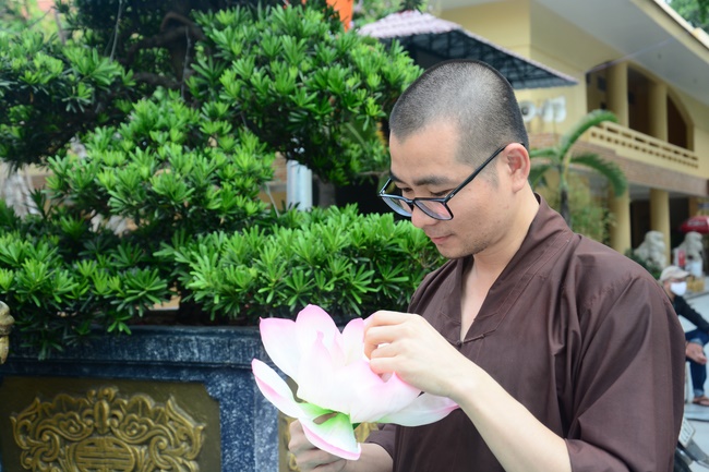 Preparing for the Great Ceremony of Buddha's Birthday (part 3)