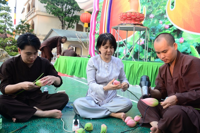 Preparing for the Great Ceremony of Buddha's Birthday (part 3)