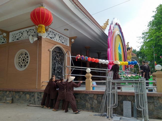 Preparing for the Great Ceremony of Buddha's Birthday (part 3)