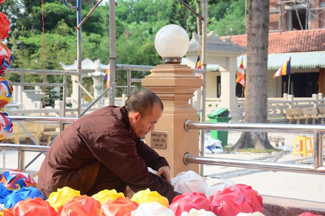 Preparing for the Great Ceremony of Buddha's Birthday (part 3)