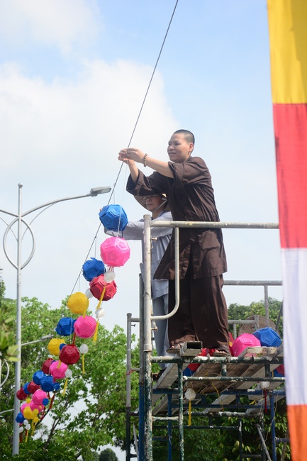 Preparing for the Great Ceremony of Buddha's Birthday (part 3)