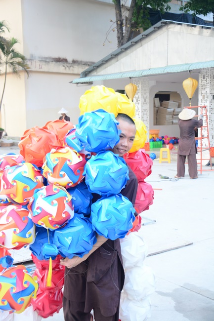 Preparing for the Great Ceremony of Buddha's Birthday (part 3)