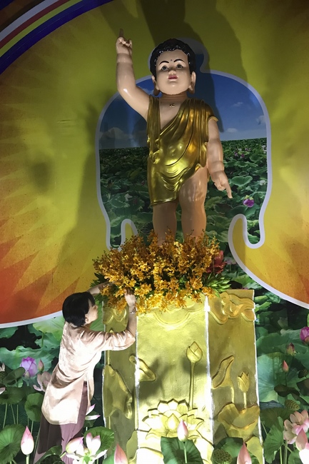 Preparing for the Great Ceremony of Buddha's Birthday (part 3)