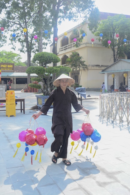 Preparing for the Great Ceremony of Buddha's Birthday (part 3)