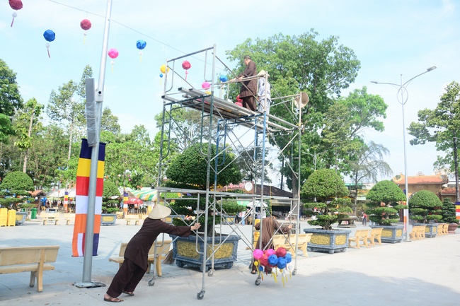 Preparing for the Great Ceremony of Buddha's Birthday (part 3)