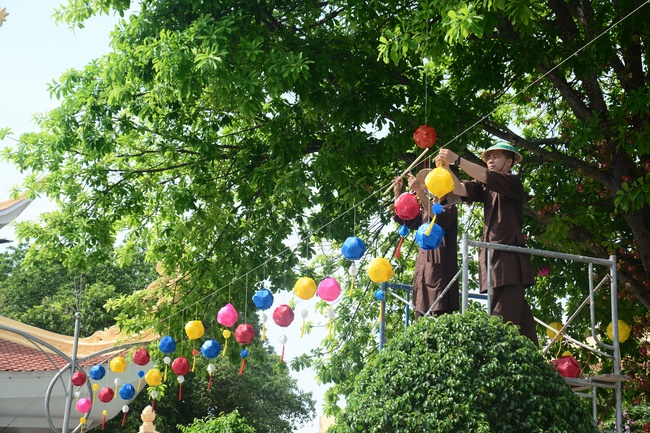 Preparing for the Great Ceremony of Buddha's Birthday (part 3)