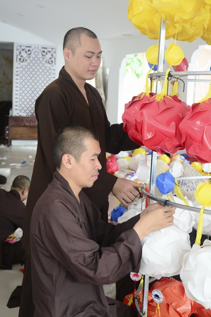 Preparing for the Great Ceremony of Buddha's Birthday (part 3)