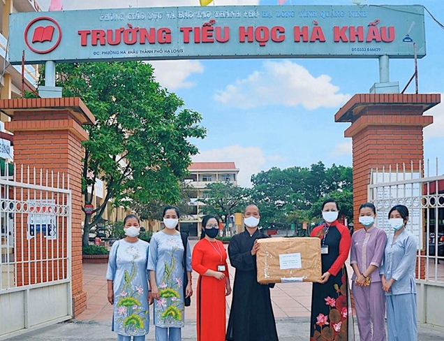 Tieu Dao Pagoda donating medical masks to schools