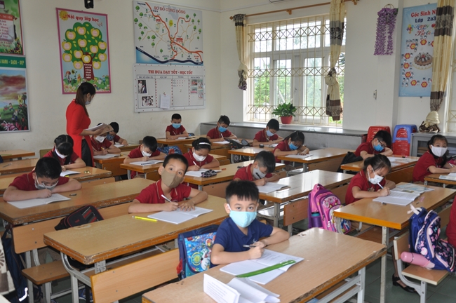 Tieu Dao Pagoda donating medical masks to schools