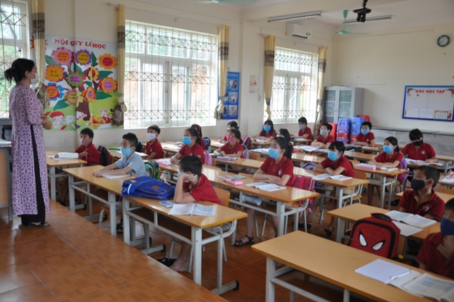 Tieu Dao Pagoda donating medical masks to schools