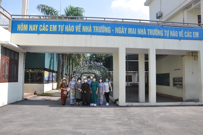 Tieu Dao Pagoda donating medical masks to schools