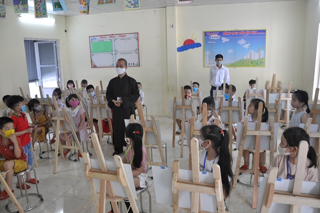 Tieu Dao Pagoda donating medical masks to schools