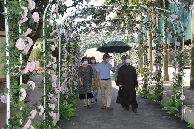 Tieu Dao Pagoda donating medical masks to schools