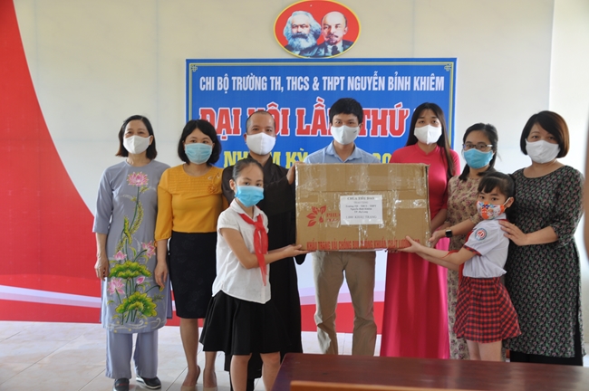 Tieu Dao Pagoda donating medical masks to schools