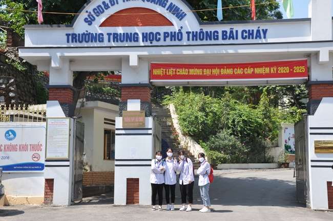 Tieu Dao Pagoda donating medical masks to schools