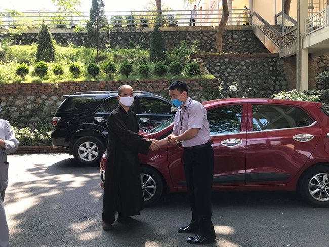 Tieu Dao Pagoda donating medical masks to schools