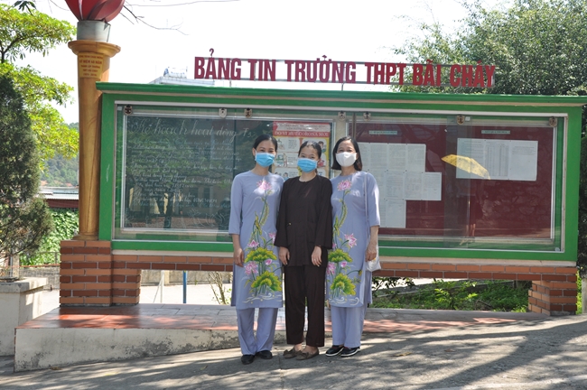 Tieu Dao Pagoda donating medical masks to schools