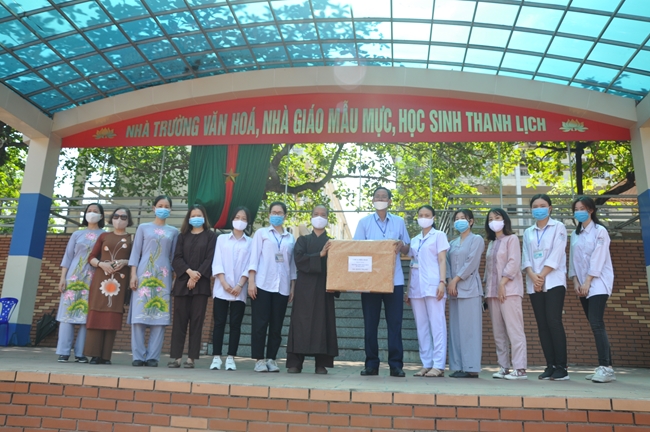 Tieu Dao Pagoda donating medical masks to schools