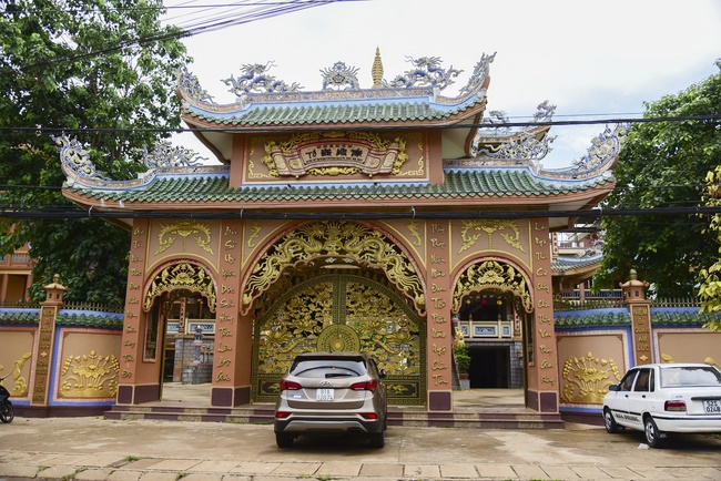 Donating support to Gia Lai Buddhist Intermediate School.