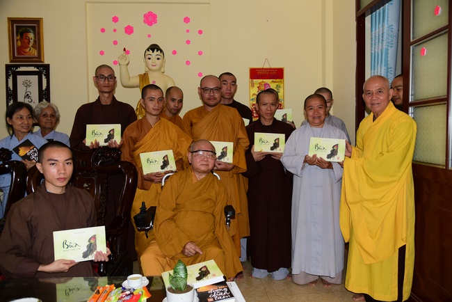 Donating support to Gia Lai Buddhist Intermediate School.