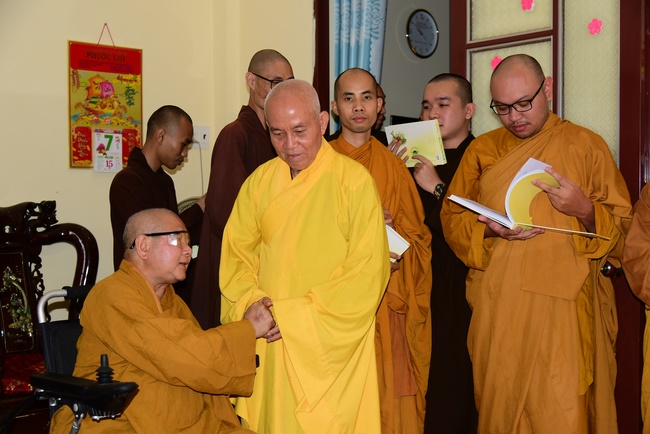 Donating support to Gia Lai Buddhist Intermediate School.