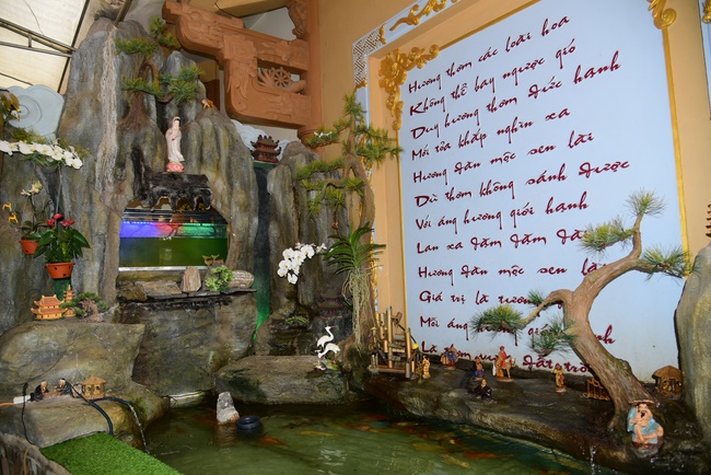 Donating support to Gia Lai Buddhist Intermediate School.