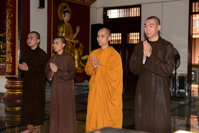 Donating support to Gia Lai Buddhist Intermediate School.