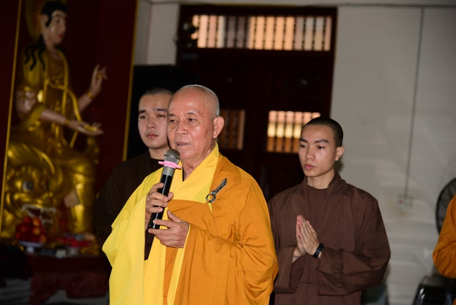 Donating support to Gia Lai Buddhist Intermediate School.