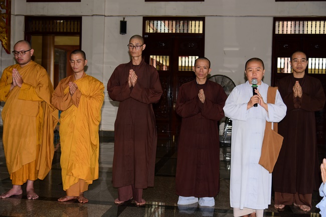 Donating support to Gia Lai Buddhist Intermediate School.