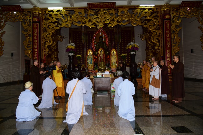 Donating support to Gia Lai Buddhist Intermediate School.