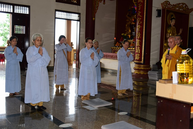 Donating support to Gia Lai Buddhist Intermediate School.