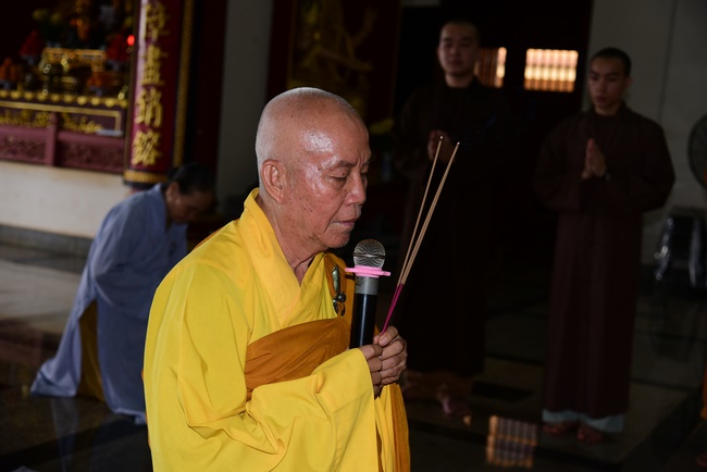 Donating support to Gia Lai Buddhist Intermediate School.