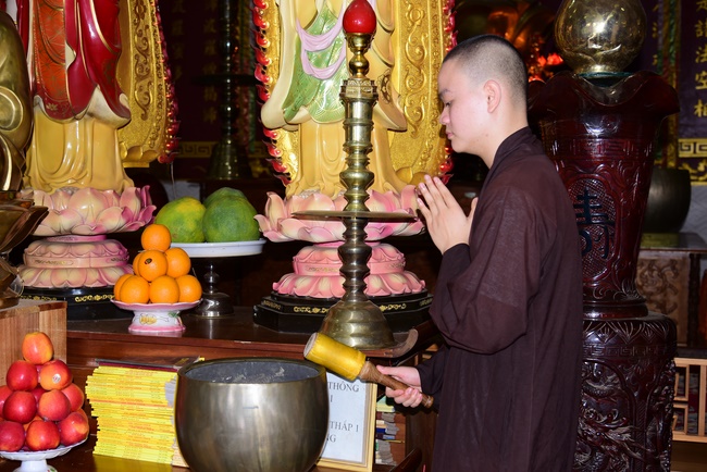 Donating support to Gia Lai Buddhist Intermediate School.